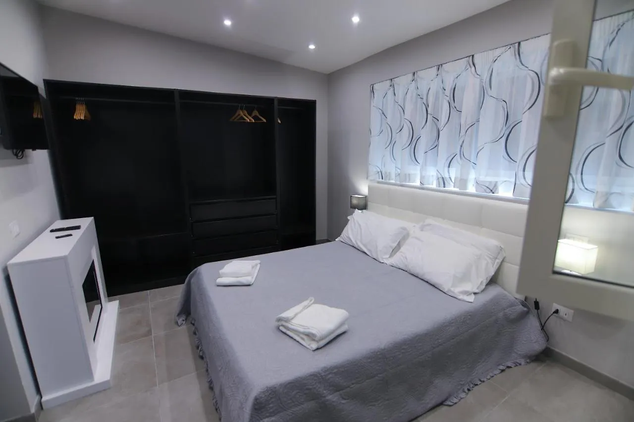 Bed and Breakfast Montesanto Station Napoli 0*,  Italia